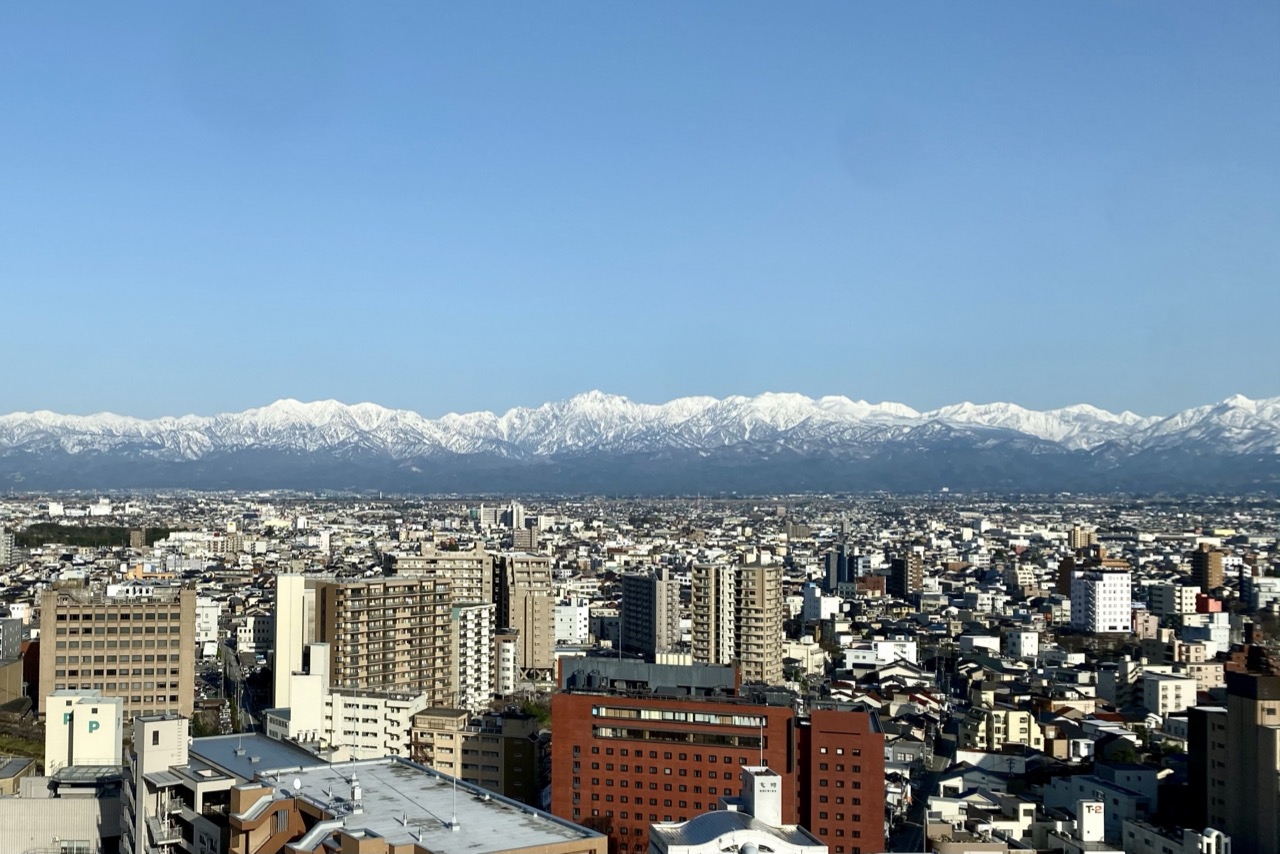 富山市街と立山連峰
